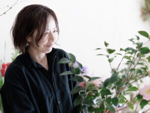 花人 村上仁美（ulmus）：花には水、人には愛。神様が宿る木「ハルニレ」に咲く花のような花人（はなひと）