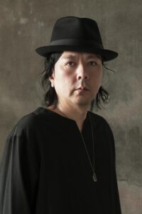 生命と向き合う写真家・岡田敦がユルリ島で撮り続けた光とは？