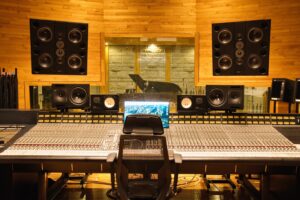 ビートルズプロデューサー・ジョージ・マーティン氏のコンソールがモンサラット島から札幌へ！建築遺産の芸森スタジオ＆Cloud lodgeとは。